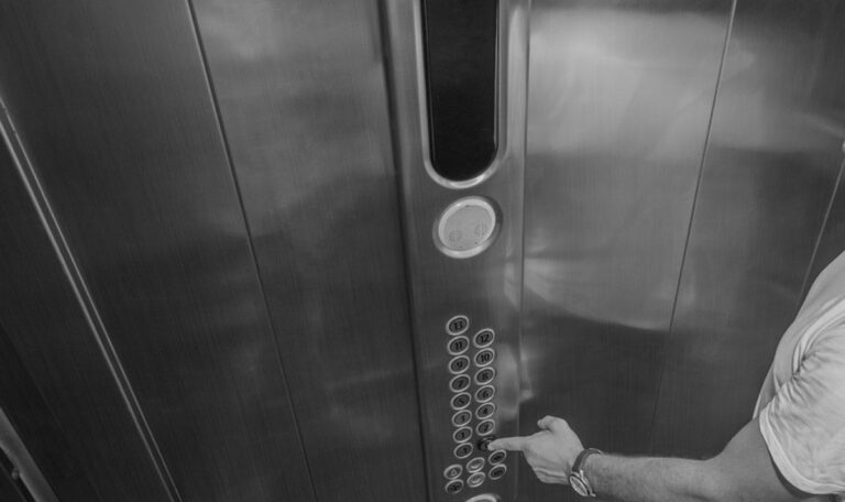 Einkaufszentrum: Bosnier wird im LIft eingeklemmt – tot