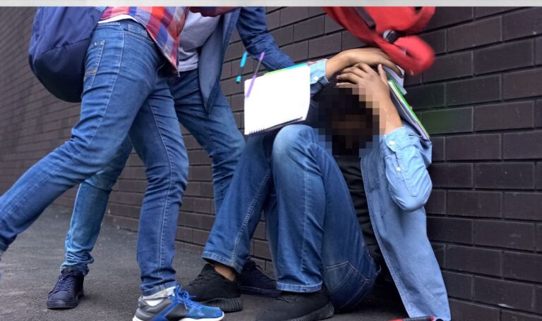Schwester beleidigt: 14-Jähriger in Schule bewusstlos getreten