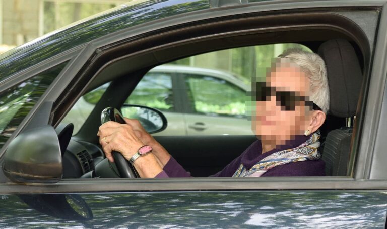 Betrunkene Oma rast durch die Stadt und verursacht drei Unfälle!