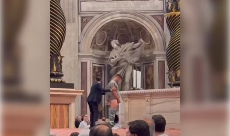 Mann uriniert vor entsetzten Gläubigen auf Altar im Petersdom(VIDEO)