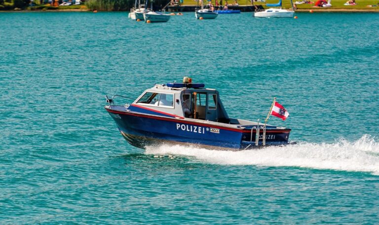 Österreicher rast mit Motorboot in Segler – Frau stirbt