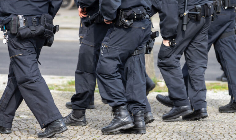 Betrugsnetzwerk aufgeflogen: Tausende SIM-Karten bei Razzia entdeckt (VIDEO)