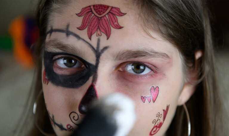 Gift im Gesicht: So schützt ihr euer Kind zu Halloween