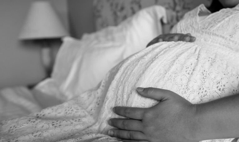 Aus Angst vor Klinik: Mutter und Baby sterben bei Hausgeburt