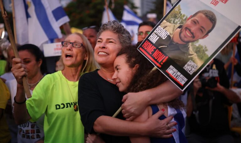 Tränen in Tel Aviv: Erste Geiseln frei – Trump verkündet Kriegsende