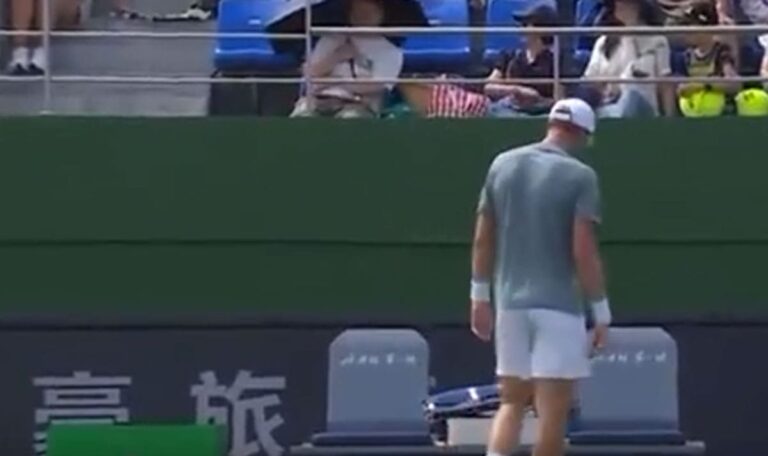 Wutausbruch: Tennisstar schleudert Schläger in Zuschauer-Ränge! (VIDEO)