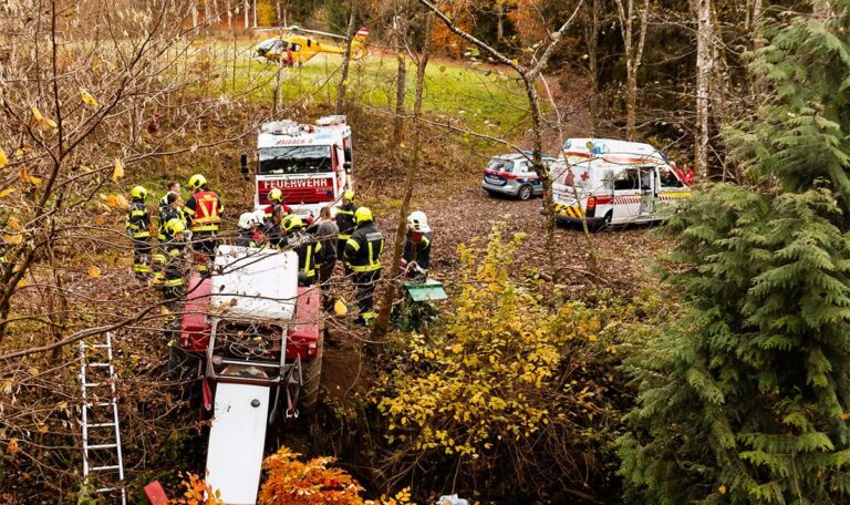Polizei entdeckt 80-Jährigen hilflos neben Traktor im Bach