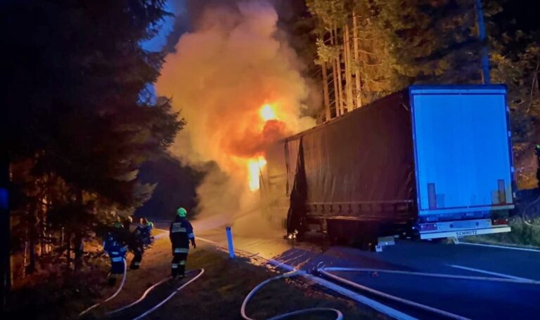 Lkw in Vollbrand: Kraftfahrer (73) entkommt Feuertod in letzter Sekunde