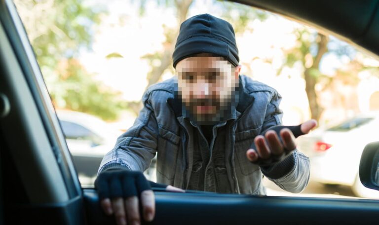 „Überweise es sofort zurück“: Duo prellte hilfsbereite Autofahrer um Bargeld