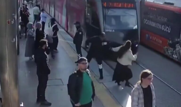Security rettet Frau in letzter Sekunde vor einfahrender Straßenbahn (FOTO)