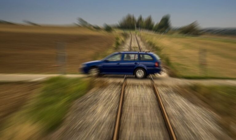 Sekunden vor der Katastrophe – Polizist rettet Autofahrer vor heranrasendem Zug