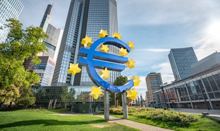 Zinswende in Europa: Warum EZB auf Bremse steht, während USA Gas gibt