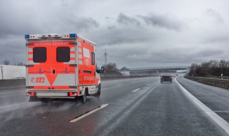 Unfall bei Starkregen: Mutter und Baby sterben in Straßengraben