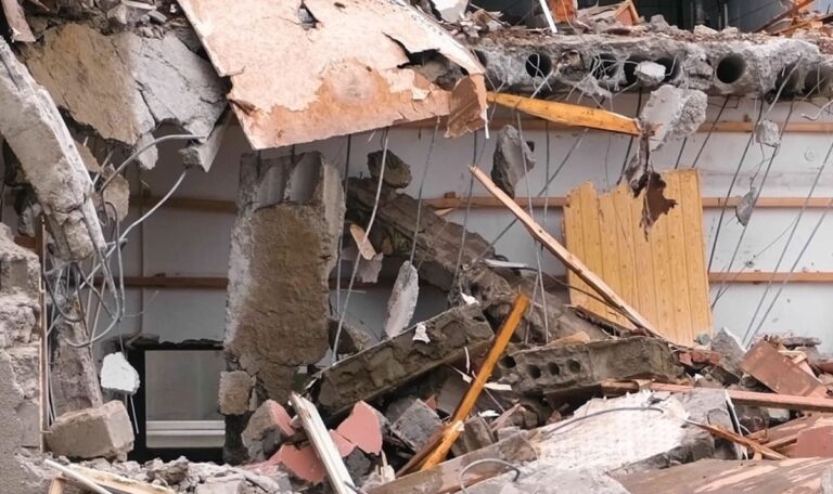 Geschwister sprengen Haus: Drei Polizisten sterben