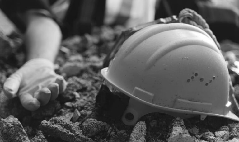 Tödlicher Unfall auf Baustelle: 4,5-Tonnen-Betonplatte begräbt Arbeiter