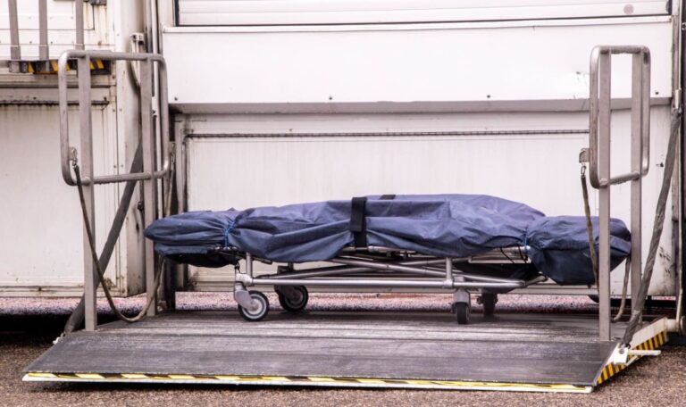 Schock auf Rastplatz: Passanten entdecken leblosen Trucker in Führerhaus