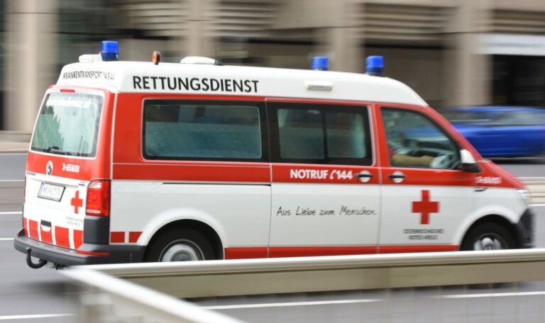 Bus fährt um die Kurve: 80-Jähriger kippt mit Rollstuhl um