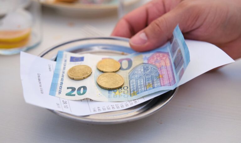 Koalition feiert, Blaue wettern: Wem die Trinkgeld-Reform wirklich nützt