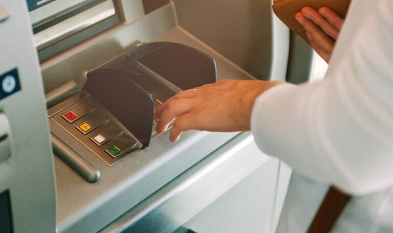 Stadt im Schock: Bankomat-Explosion weckt ganze Fußgängerzone