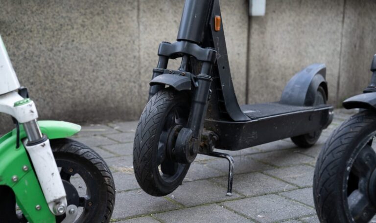 25 Anzeigen nach wilder Verfolgungsjagd: E-Scooter endet im Müll
