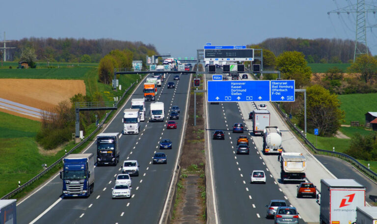 Zivilfahnder jagen Autobahn-Schleicher: Was die 20-Sekunden-Regel für Autofahrer bedeutet