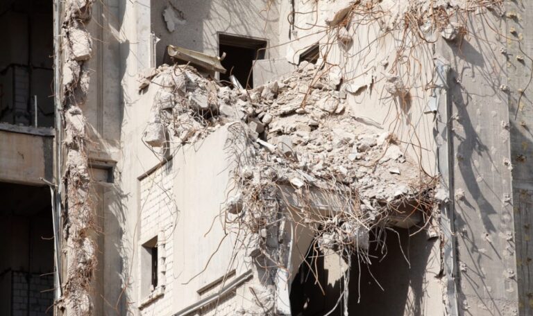 Wohnblock-Explosion in Balkan reißt Fassade weg: Drei Tote, 13 Verletzte