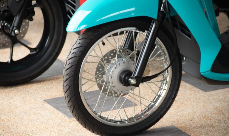 Karner erwischt Moped-Raser auf frischer Tat