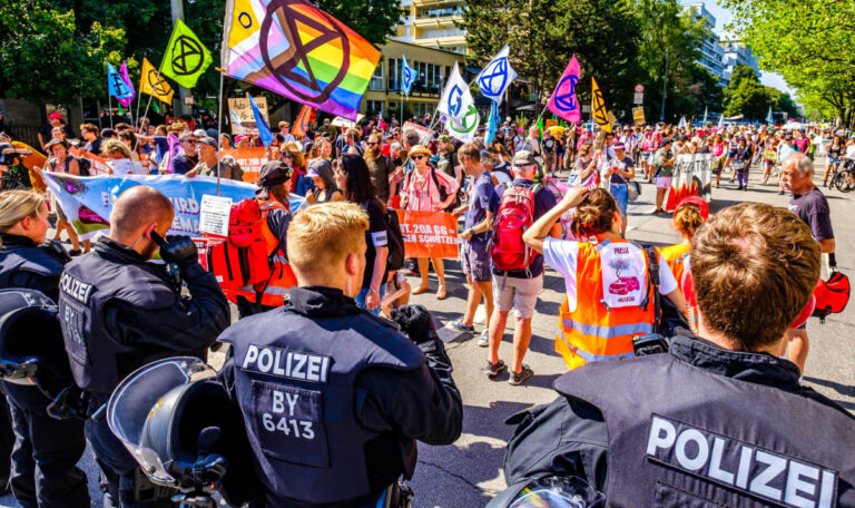 Tausende Demonstranten blockieren Ring – Diese Strecken meiden
