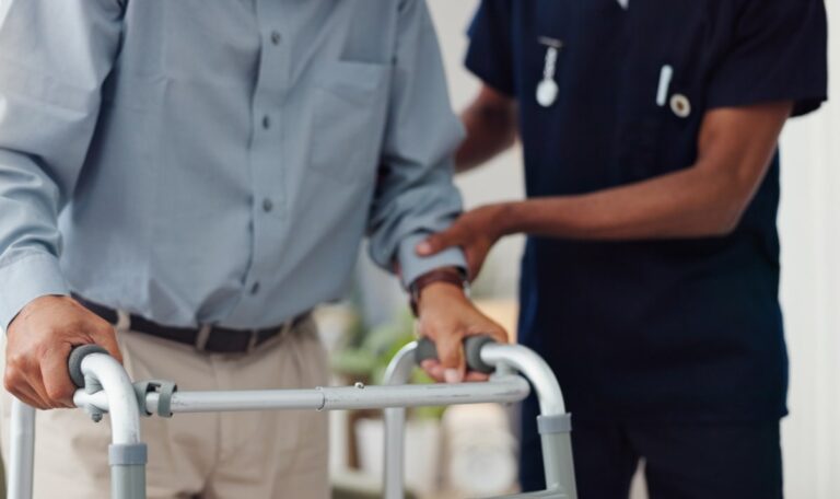 Zehntausende Euro weg: Pflegekraft nutzte Bankomatkarte des 78-Jährigen