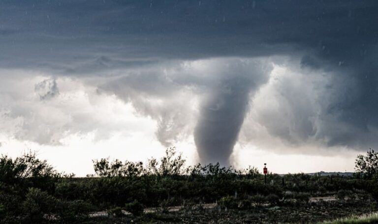 Tornado in Frankreich fordert ein Menschenleben (VIDEOS)