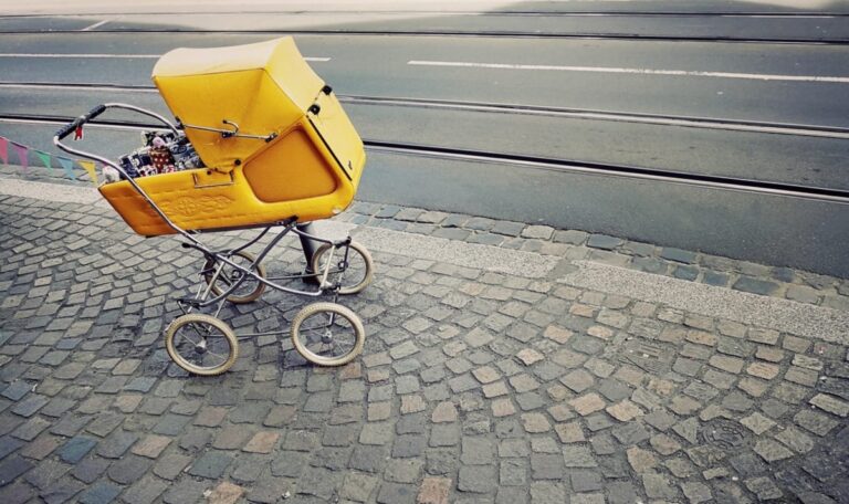 Kinderwagen-Crash: Mutter erlebt Albtraum – Baby im Krankenhaus