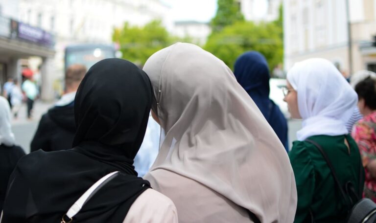„Werden nicht schweigen“: Protest-Welle gegen Schulkopftuchverbot rollt an