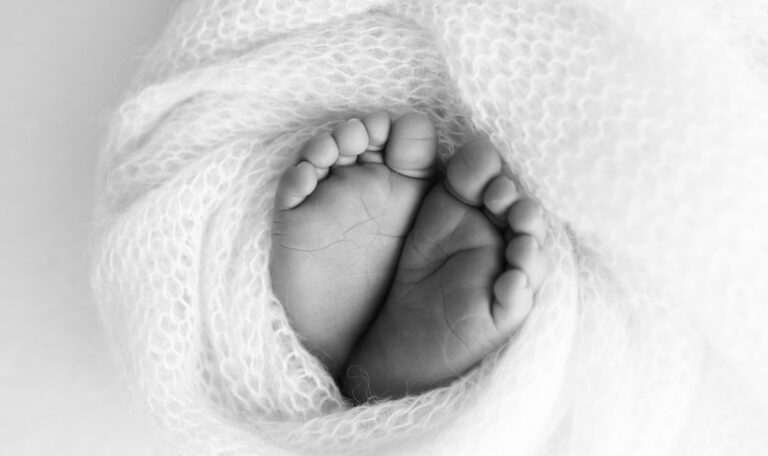 Dachte, es sei Magenverstimmung“ – 20-Jährige nach Tod ihres Babys vor Gericht