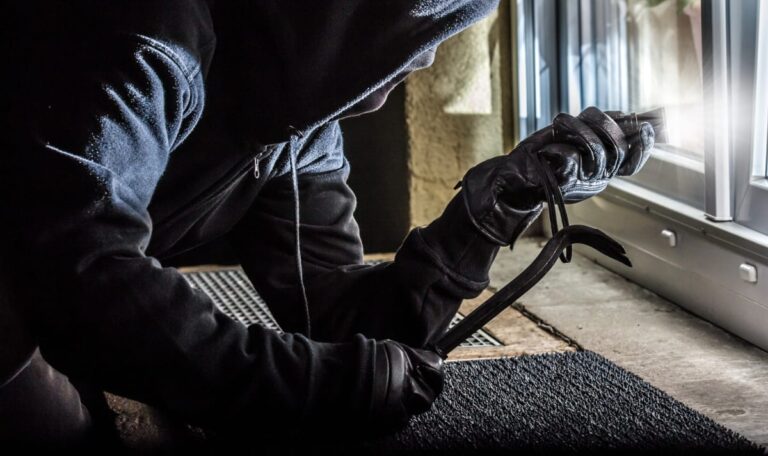 Mit Chlor-Tuch betäubt: Teenager-Pärchen überfiel Seniorin in Wohnung