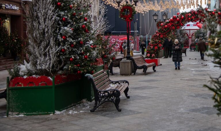 Rote Riesen erobern Wien: Weihnachtskugeln schon im Herbst