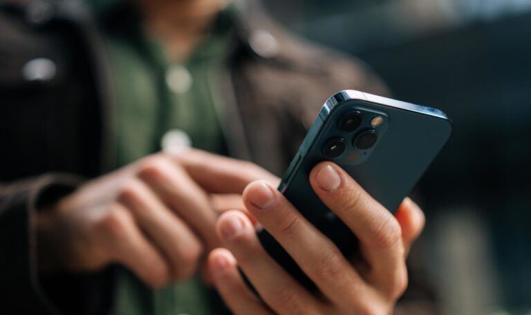 Handyverbot eskaliert: 15-Jähriger prügelt sich mit Schuldirektor