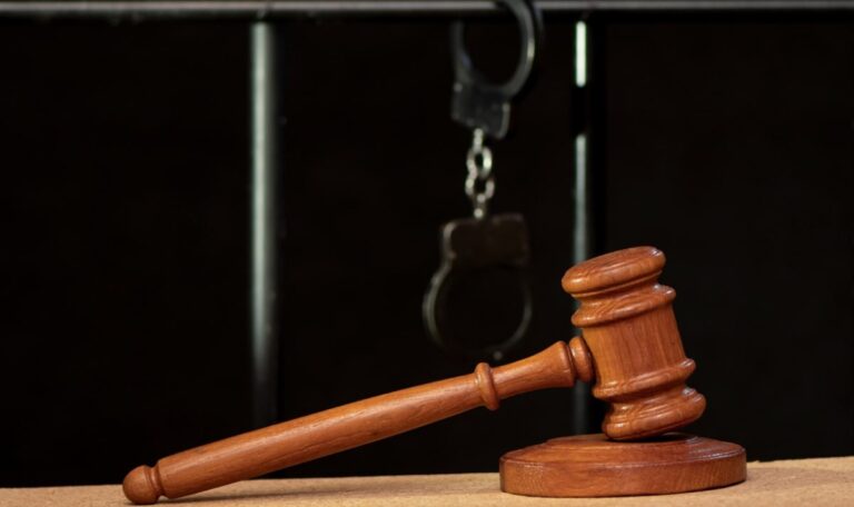 22 Faustschläge gegen bettlägerige Mutter – Sohn vor Gericht