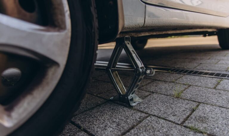 Bei Vorbereitung zur Pickerl-Kontrolle: Mann stirbt unter eigenem Auto
