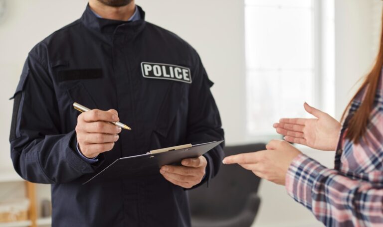 Dreiste Betrüger in Uniform: Linzerin verliert komplettes Vermögen