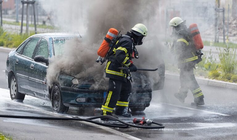 Feuer-Wahnsinn: 5 Autos in Flammen – Polizei jagt Brandstifter