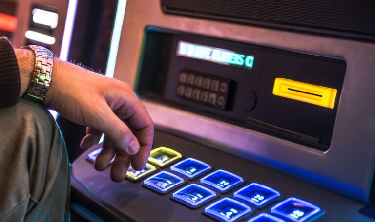 Mit Macheten ins Casino: Vier Beschuldigte in Haft