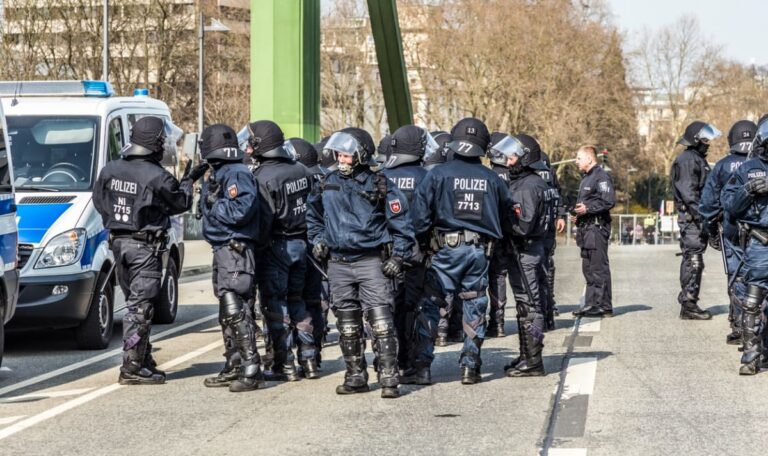 Razzia-Schock: 17 Polizisten sollen Unschuldige verfolgt haben