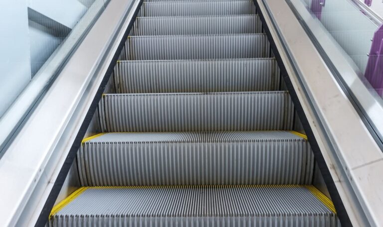 Arbeitsunfall im Möbelhaus: Hand von 24-Jährigem in Rolltreppe eingeklemmt