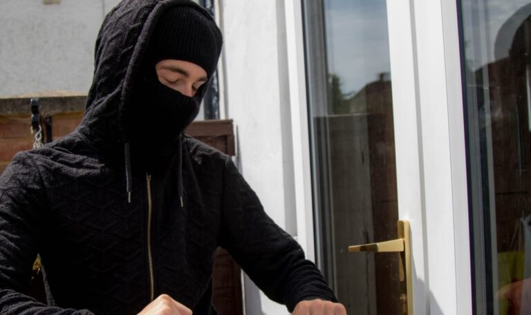 Hotelmitarbeiterin schlägt Alarm: Teenie-Gang auf Beutezug erwischt