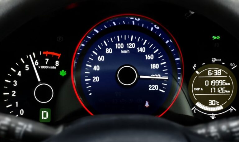 Raserwahnsinn auf B3: 18-Jähriger flüchtet mit 200 km/h vor Polizei