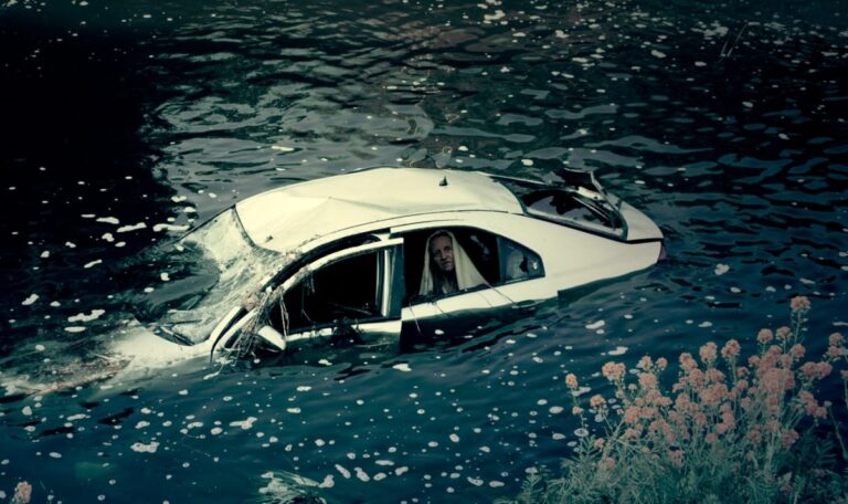 Nach zehn Jahren: Taucher finden versunkenes Auto mit zwei Leichen