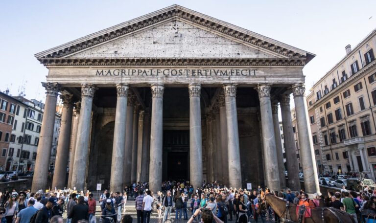 Tourist stürzt von Pantheon-Mauer in den Tod