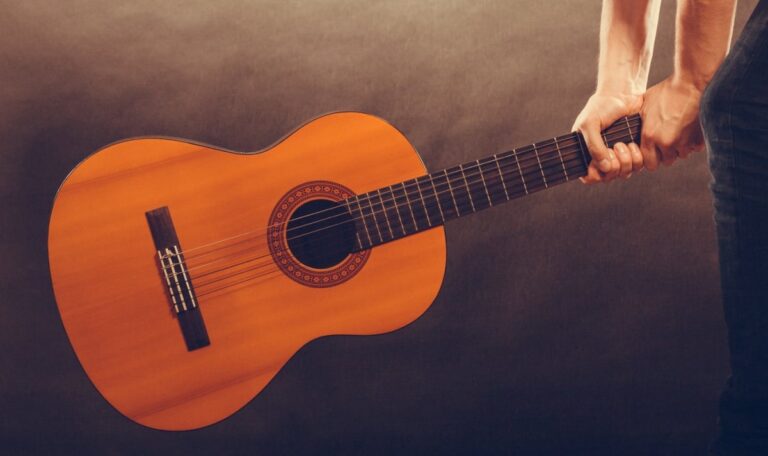 Häusliche Gewalt: 65-Jähriger attackiert Freundin mit Gitarre und Eisenstange