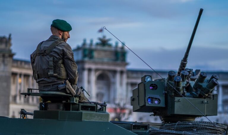 Panzermacht am Heldenplatz: Tanners Jubiläums-Coup zum Nationalfeiertag