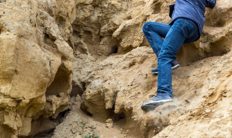 Ehestreit endet in Schlucht – Mann rettet sich selbst vor Bergrettung